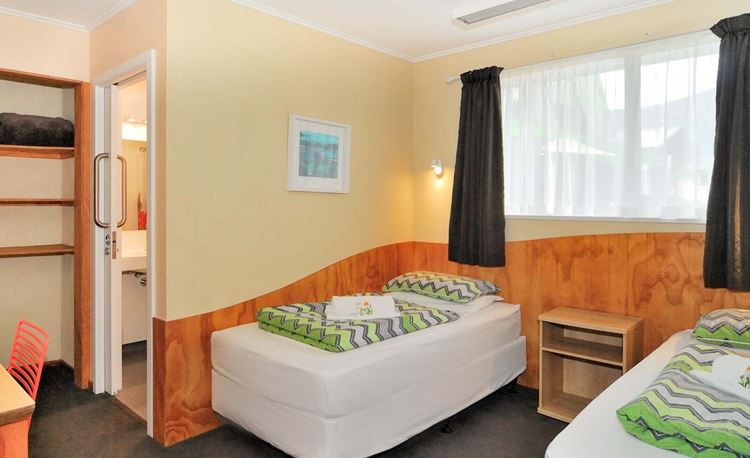 YHA wanaka twin bed ensuite with window view