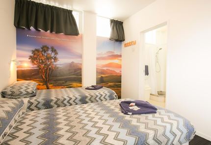 YHA Auckland International backpacker hostel twin ensuite bedroom