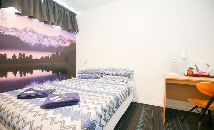 YHA Auckland International backpacker hostel double bedroom