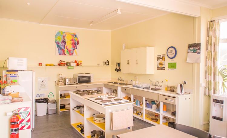 YHA Whanganui backpacker kitchen