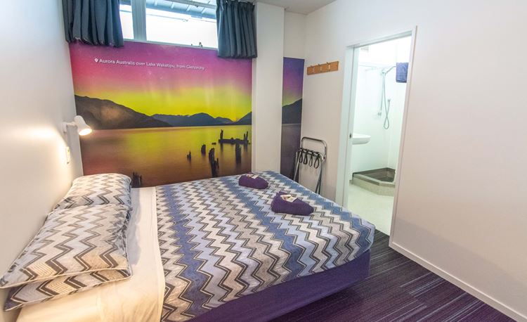 Double ensuite room with ensuite bathroom at YHA Auckland International